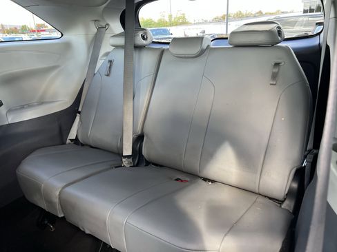 Used 2022 Toyota Sienna XLE image 25
