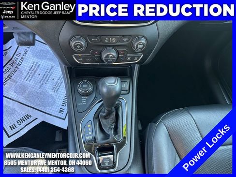 Used 2019 Jeep Cherokee Limited w/ Luxury Group AWD/4WD image 16