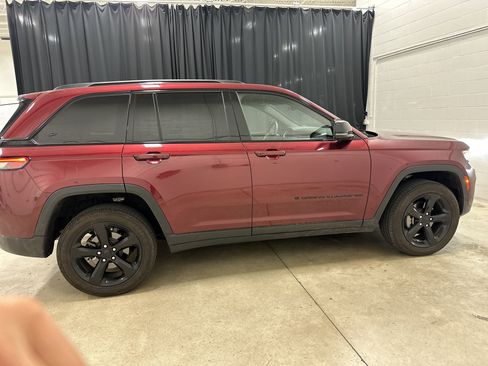 Used 2025 Jeep Grand Cherokee Altitude AWD/4WD image 14