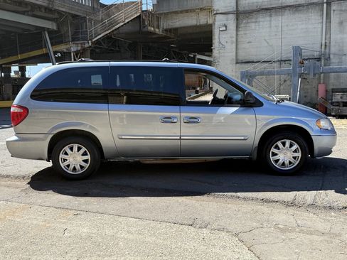 Used 2006 Chrysler Town & Country Touring image 13