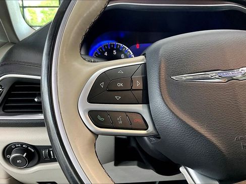 Used 2017 Chrysler Pacifica Limited FWD image 11