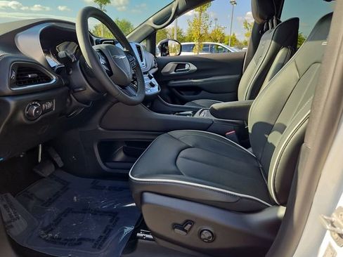 New 2026 Chrysler Pacifica Limited w/ Uconnect Theater Family Group image 8