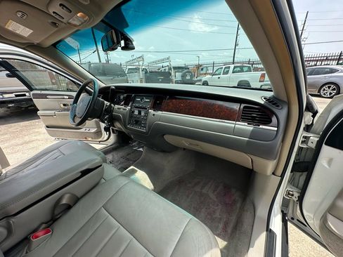 Used 2006 Lincoln Town Car Signature RWD image 39