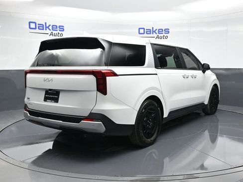 Certified 2025 Kia Carnival image 8