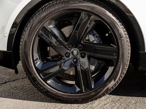 Used 2025 Land Rover Discovery Dynamic SE image 11