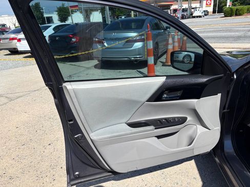 Used 2017 Honda Accord LX image 8