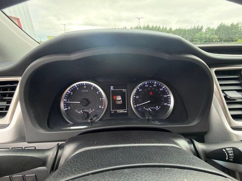 Used 2019 Toyota Highlander LE AWD/4WD image 26