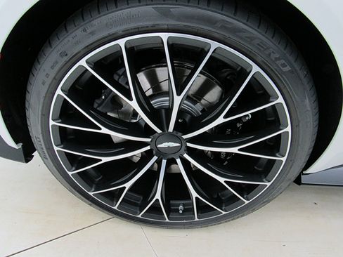 Used 2023 Aston Martin V8 Vantage Roadster RWD image 49