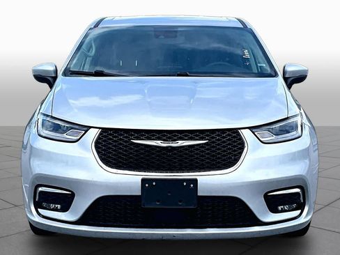 Used 2023 Chrysler Pacifica Touring-L FWD image 4