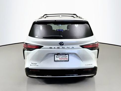 Used 2025 Toyota Sienna Platinum AWD/4WD image 6