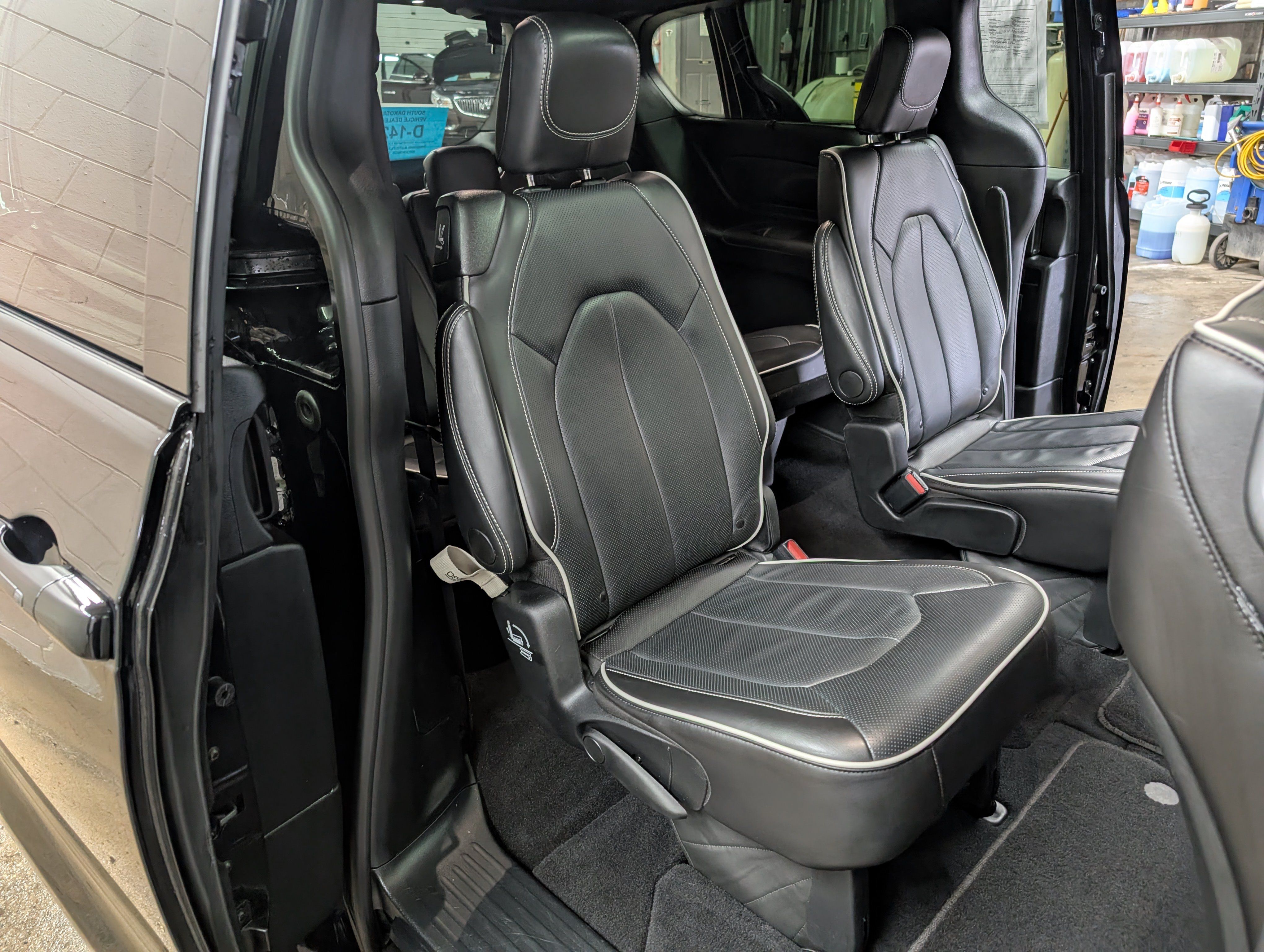 Used 2025 Chrysler Pacifica Limited FWD image 24