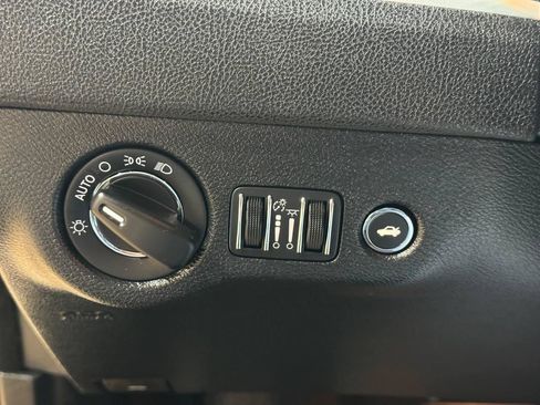 Used 2022 Chrysler 300 Touring RWD image 19