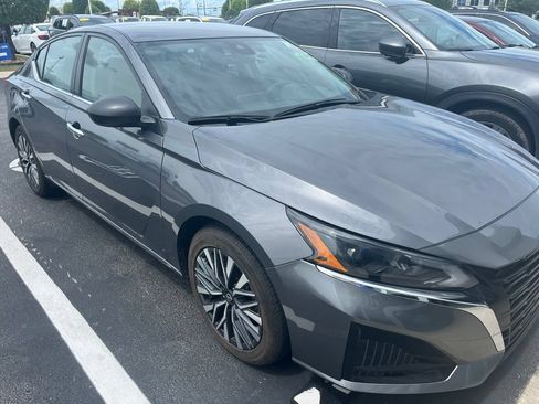 Used 2024 Nissan Altima 2.5 SV FWD image 3