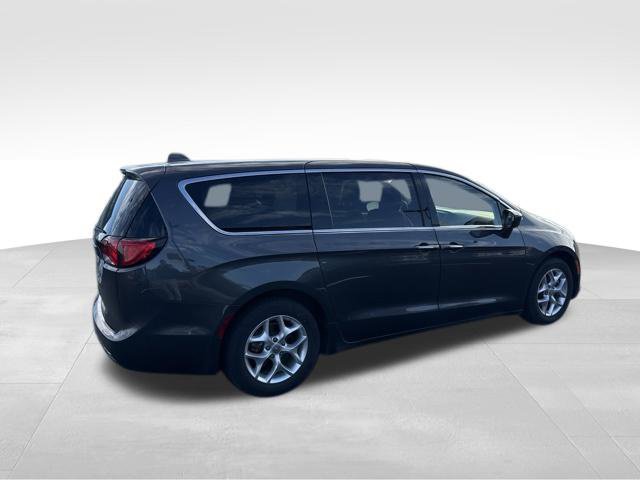 Used 2018 Chrysler Pacifica Touring Plus w/ Tire & Wheel Group FWD image 9
