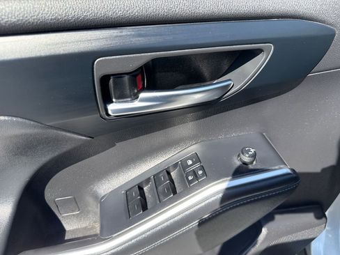 Used 2022 Toyota Highlander XLE AWD/4WD image 18