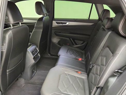 Used 2024 Volkswagen Atlas Cross Sport SE w/ Panoramic Sunroof Package FWD image 20