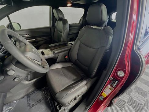 Used 2025 Toyota Sienna Platinum image 9