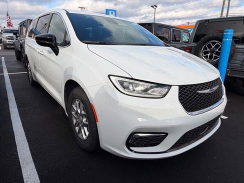 New 2026 Chrysler Pacifica Select image 4