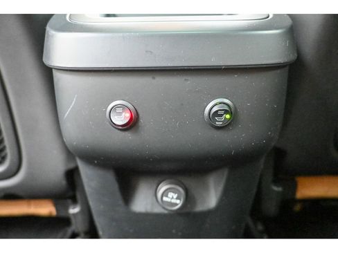 Used 2018 Volvo XC60 T6 Momentum w/ Vision Package image 27