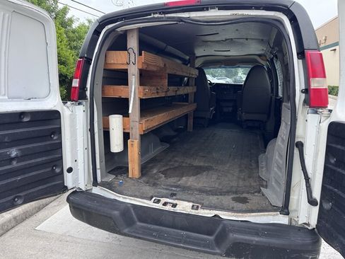Used 2015 Chevrolet Express 2500 RWD image 16