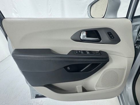 Used 2022 Chrysler Pacifica Touring-L FWD image 21