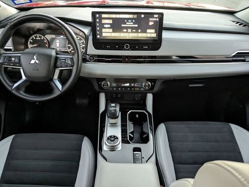 Used 2025 Mitsubishi Outlander SE image 15