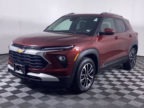 Used 2025 Chevrolet TrailBlazer LT w/ LT Cold Weather Package FWD image 16