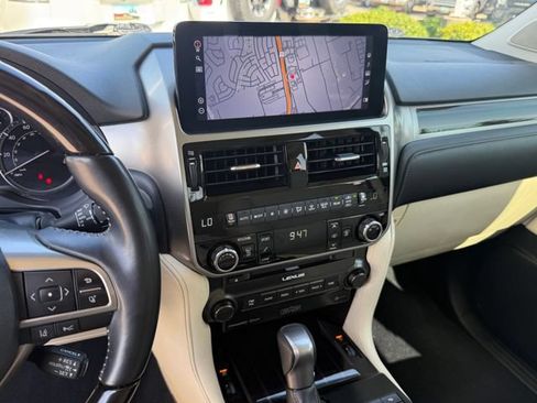 Used 2022 Lexus GX 460 Luxury w/ Off Road Package AWD/4WD image 22