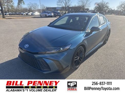 Used 2025 Toyota Camry SE image 1