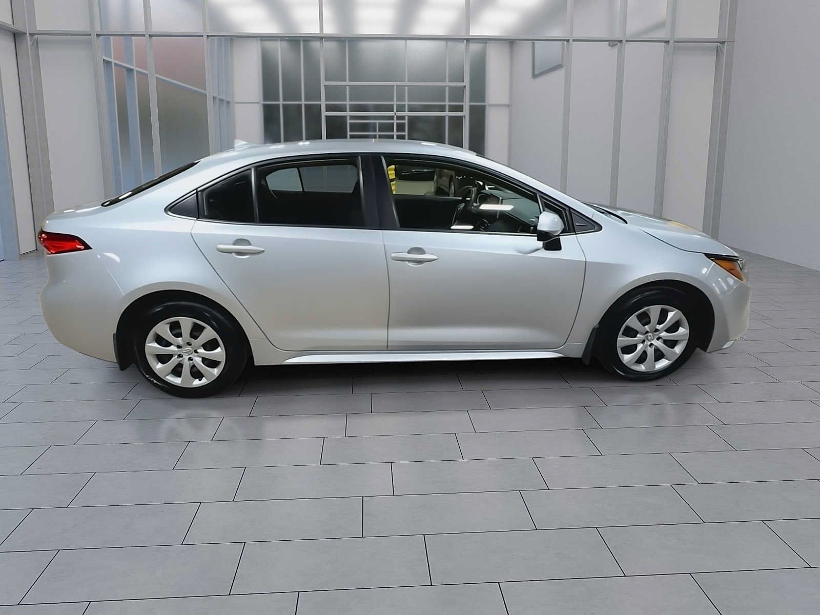 Used 2021 Toyota Corolla LE w/ Carpet Mat Package (TMS) FWD image 9