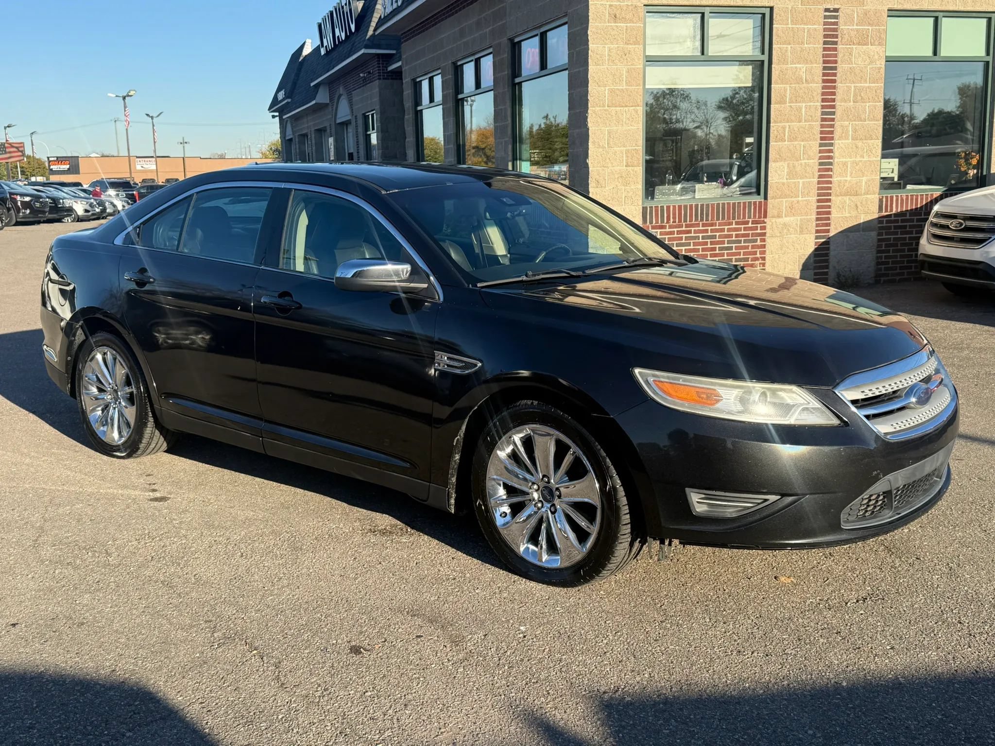 Used 2010 Ford Taurus Limited FWD image 3