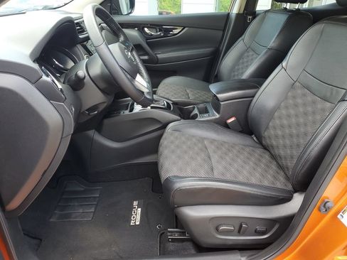 Certified 2022 Nissan Rogue Sport SV w/ Technology Package AWD/4WD image 17