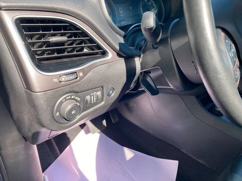 Used 2019 Jeep Cherokee Limited AWD/4WD image 19