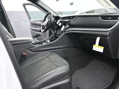 New 2025 Jeep Grand Cherokee Altitude AWD/4WD image 24