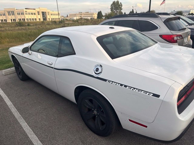 Used 2015 Dodge Challenger SXT RWD image 3