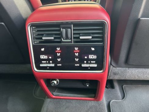 Used 2022 Porsche Cayenne w/ Premium Package Plus AWD/4WD image 28