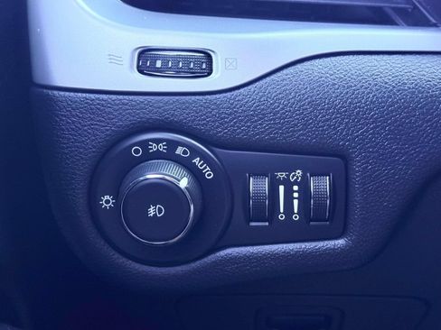 Used 2016 Jeep Cherokee Trailhawk w/ Cold Weather Group AWD/4WD image 17