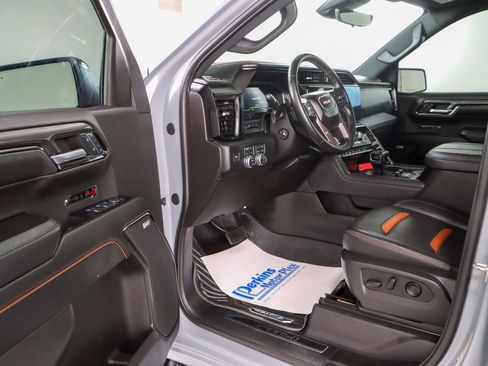 Used 2024 GMC Sierra 1500 AT4 w/ Technology Package AWD/4WD image 4