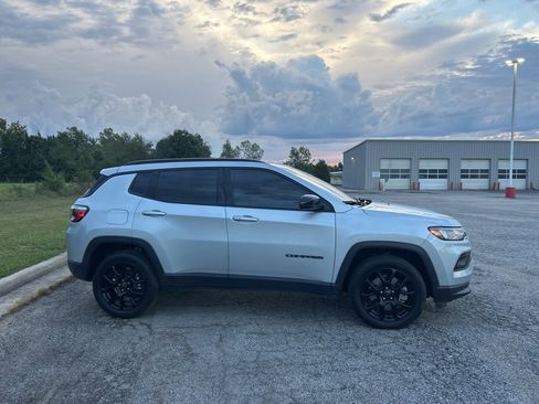 Used 2025 Jeep Compass Latitude w/ Altitude Special Edition image 4
