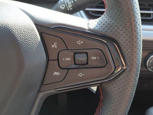 Used 2024 Chevrolet Trax RS w/ Sunroof Package image 18