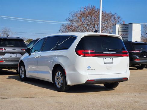 Used 2024 Chrysler Pacifica Touring-L image 5