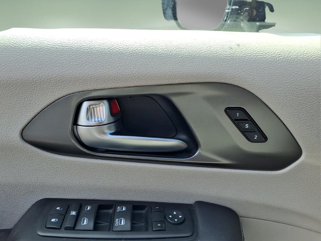 Used 2024 Chrysler Pacifica Limited FWD image 15