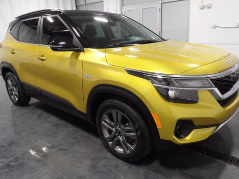 Used 2023 Kia Seltos S AWD/4WD image 2