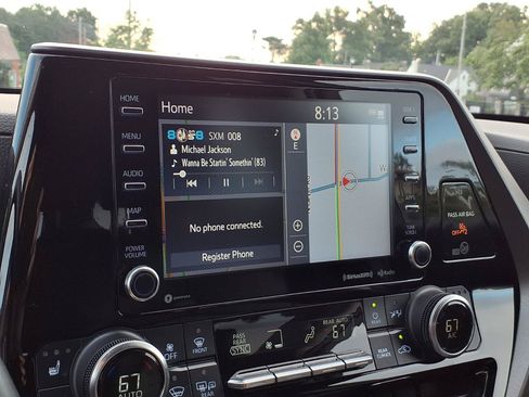 Used 2022 Toyota Highlander XLE AWD/4WD image 7