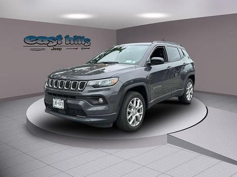 Used 2024 Jeep Compass Latitude w/ Sun and Sound Group AWD/4WD image 5