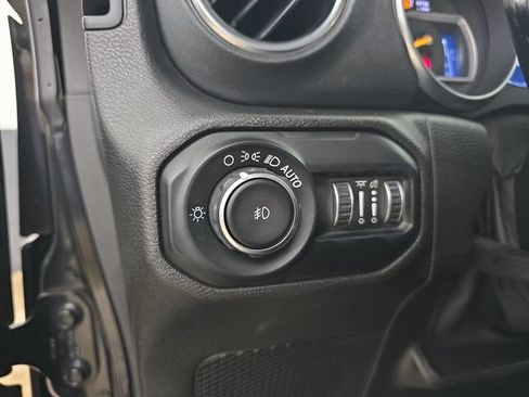 Used 2019 Jeep Wrangler Unlimited Sahara AWD/4WD image 38