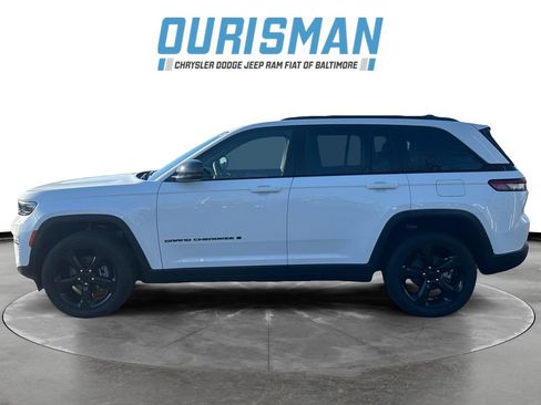 Used 2023 Jeep Grand Cherokee Altitude image 3