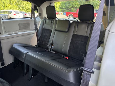 Used 2017 Dodge Grand Caravan SXT FWD image 10