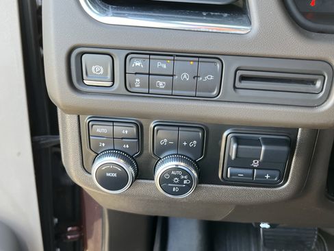 Used 2022 GMC Yukon SLT w/ SLT Luxury Package image 24