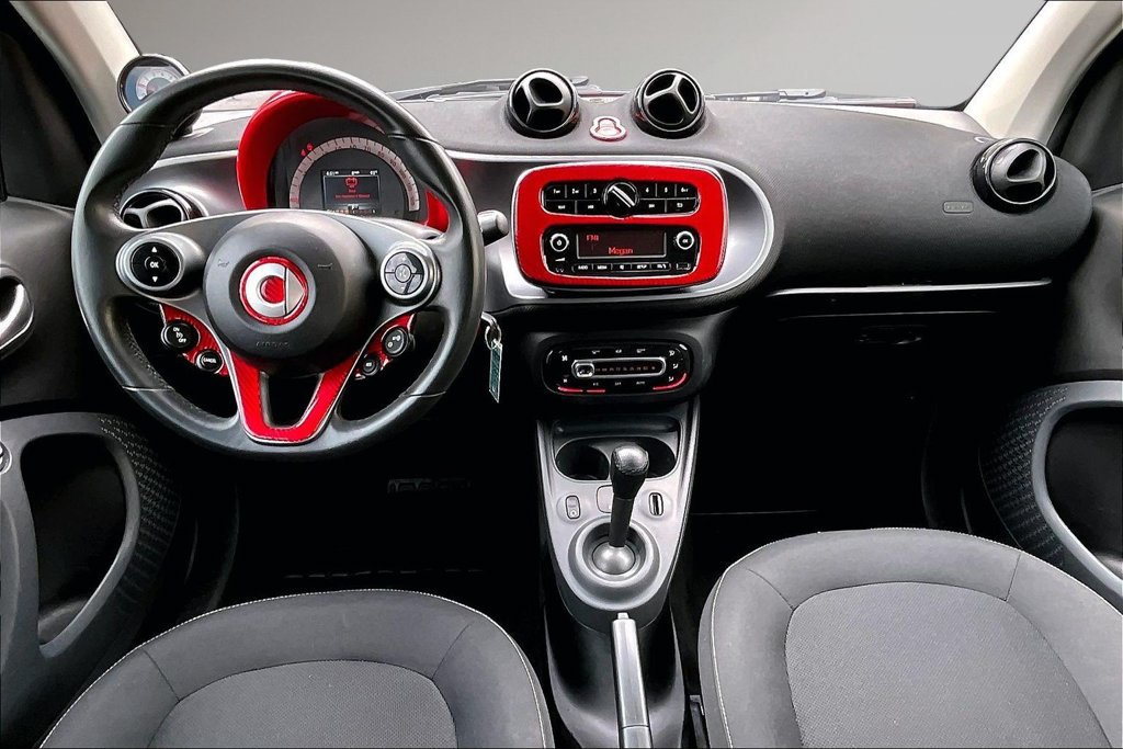 Used 2016 smart fortwo passion RWD image 8